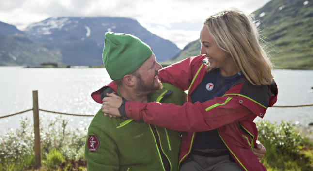 Derfor får du så mange blikk om du har grønn lue på fjellet