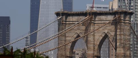 Vandaler klarte å heise hvite flagg på toppen av Brooklyn Bridge