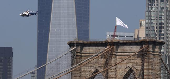 Vandaler klarte å heise hvite flagg på toppen av Brooklyn Bridge