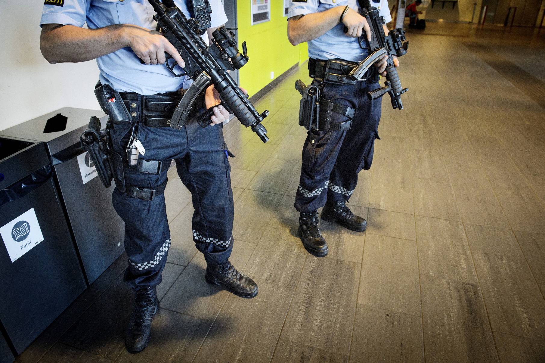 Bevæpnet politi har inntatt norske flyplasser, her fra Rygge flyplass. 