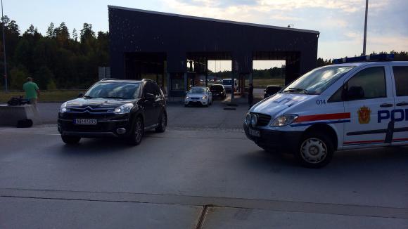 Alle bilene som passerer grenseovergangen på Svinesund, sluses gjennom tollposten. Det er patruljebiler fra politiet til stede ved grenseovergangen som samarbeider med Tollvesenet, sier Dagbladets reporter på Svinesund.