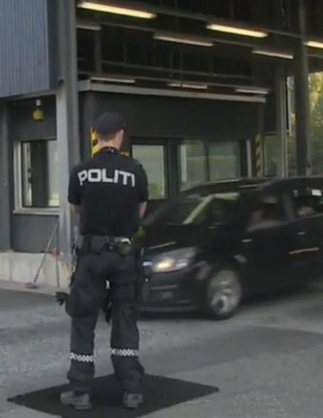 <b>VÆPNET POLITI:</b> Det er to patruljebiler og væpnede styrker ved grenseovergangen på Svinesund.