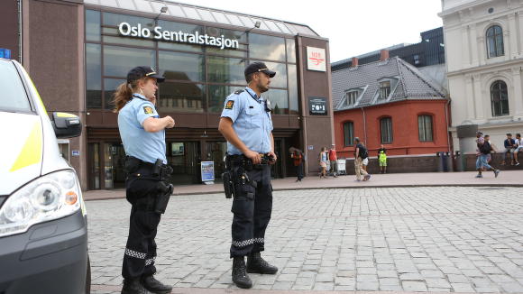 <b>OSLO S:</b> Væpnet politi utenfor Oslo sentralstasjon i kveld. 