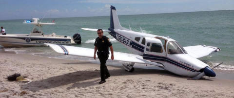 Far og datter truffet av småfly som nødlandet på strand i Florida