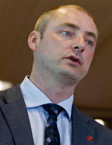 Vil tvinge trygdemottakere til å stå opp