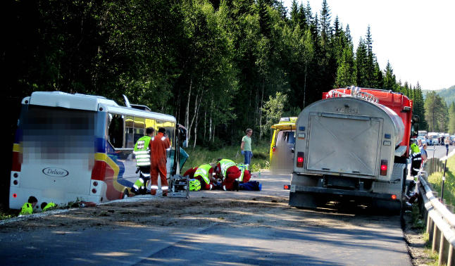 Tre omkom i bussulykke på E6 i Nord-Trøndelag
