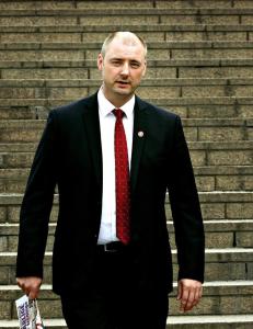 - Å styres av andre som snakker stygt om en, fører sjelden til endring og aldri til arbeidsglede