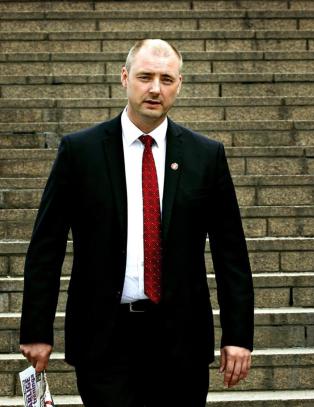 - Å styres av andre som snakker stygt om en, fører sjelden til endring og aldri til arbeidsglede