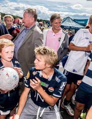 Mens kompisene spiller fotball på sletta, gjør stortalentet Martin (15) dette