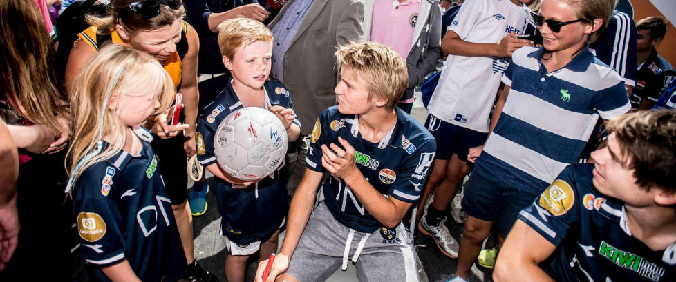Mens kompisene spiller fotball på sletta, gjør stortalentet Martin (15) dette