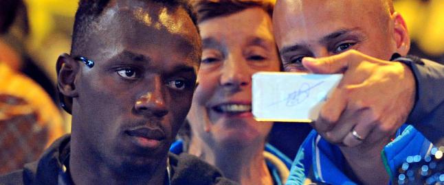 Bolt sa ja til en «selfie» med sikkerhetsvaktene. Like etterpå fikk de fyken