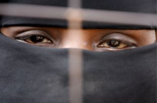 NIQAB: Det muslimske hodeplagget som dekker hele ansiktet har f�rre tilhengere. I osloskolen er det forbudt blant l�rere. Foto: EPA/STEPHEN  MORRISON