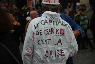 MOT SARKOZY: Hans kapitalisme er krise, st�r det p� ryggen til denne demonstranten i Paris.
