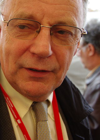 - TRENGER ST�TTE: &mdash; Hadde bilindustrien blitt behandlet som bankindustrien, ville regjeringene ha kj�pt opp alle bilene de ikke f�r solgt, sier John Monks som leder Euro-LO. Han  etterlyser en offensiv industripolitikk, med statlige investeringer i teknologi og nye arbeidsplasser.