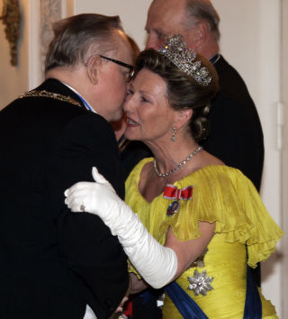 M�TTE KONGEPARET I FJOR: Dronning Sonja og Kong Harald var p� statsbes�k i Finland i fjor. Her hilser Sonja p� Ahtisaari under en gallamiddag 5. juni. 
Foto: Lise �serud / SCANPIX