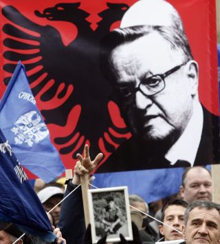 - HAN ER ALBANER: De serbiske protestene mot Ahtisaari anklaget ham for � velge albanernes side ved � vise ham p� det albanske flagget i februar 2007. Foto: Ivan Milutinovic/Reuters.