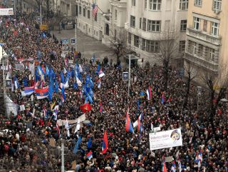 VOLDSOMME PROTESTER: Serbere samlet seg utenfor FNs ambassade i Beograd i protest mot planen for et uavhengig Kosovo 27. februar 2007. Foto: AFP