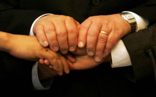 HENDENE M�TES: Under signeringen av fredsavtalen i Indonesia i 2005. Hamid Awaluddin og Malik Mahmood tar hverandre i hendene, og Ahtisaari holder sine over dem igjen i Helsinki 15. august 2005. Foto: REUTERS/Ruben Sprich