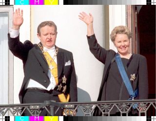 NYVALGT PRESIDENT: Martti Ahtisaari og kona Eeva vinker til folket etter at han ble innsatt som president i 2004. Foto: Scanpix
