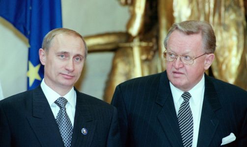 VANSKELIG FORHOLD: Russlands mektige statsminister Vladimir Putin st�ttet aldri Ahtisaaris plan for et uavhengig Kosovo, og har senere brukt provinsens l�srivelse som et argument for milit�rt � g� inn Georgia. Fredsprisen i �r er dermed et signal til Russland om at serbisk og russisk nasjonalisme ikke har st�tte i Vesten. Bildet viser de to under et m�te i 1999.  Foto: Soile Kallio/EPA
