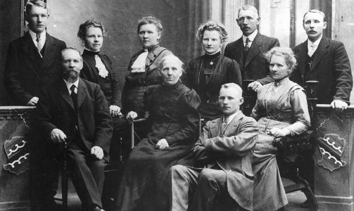 FORFEDRENE: Dette fotografiet fra 1913 viser Adolfsen-familien, Ahtisaaris norske aner. Foto: Fra Ahtisaaris genealogia