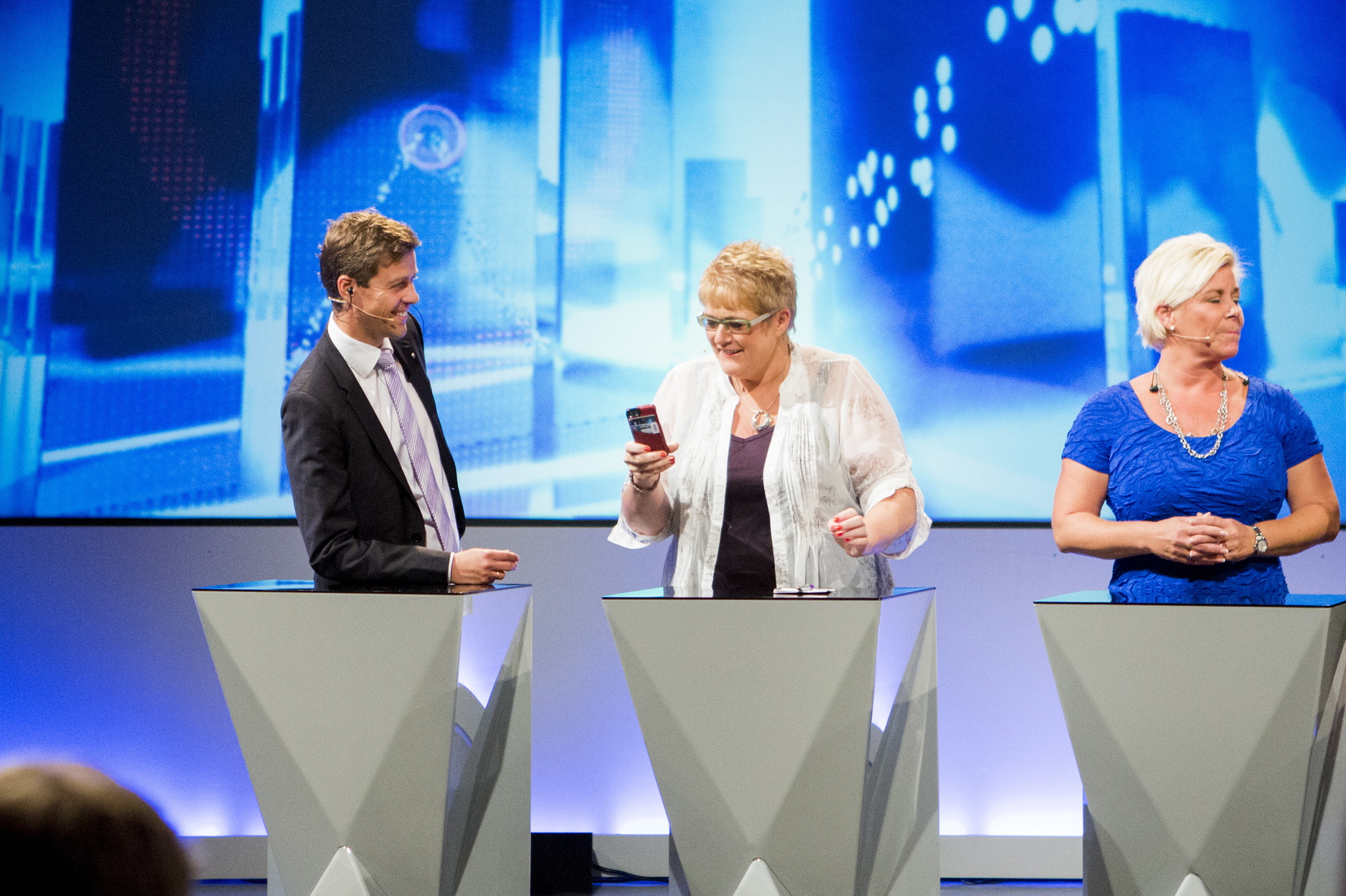 <b>LYDSJEKK:</b> NRK sjekker lyden før kveldens partilederdebatt, og Venstre-leder Trine Skei Grande sjekker mobilen. Knut Arild Hareide (KrF) til venstre, og Siv Jensen (Frp) til høyre.