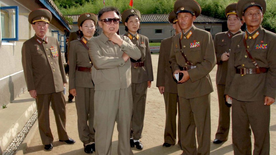 LOVER � SLUTTE MED ATOMV�PEN:  Dette bildet av Kim Jong-Il ble sendt ut i g�r, hvor den nordkoreanske lederen inspiserer en milit�rforlegning i Pyongyang. Foto: SCANPIX/EPA/KCNA