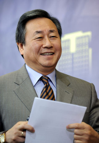 FORN�YD:  S�rkoreas forhandlingsleder  Kim Sook koster p� seg et smil under pressekonferansen der det ble opplyst at Nord-Korea igjen vil samarbeide med internasjonale myndigheter og avvikle sitt atomv�penprogram. Foto:SCANPIX/AFP PHOTO/JUNG YEON-JE