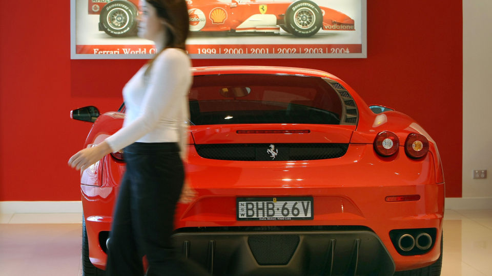 D�RLIGE SALGSTIDER: Luksusbiler som Ferrari selger mindre under d�rlige �konomiske tider. Ogs� salget av vanlig biler stagnerer og flere fabrikker st�r i fare for � m�tte si opp ansatte. Foto: Scanpix/AFP