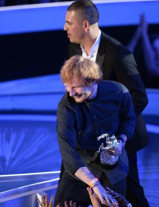 - Miley Cyrus ropte «drittsekk» til Ed Sheeran da han mottok pris