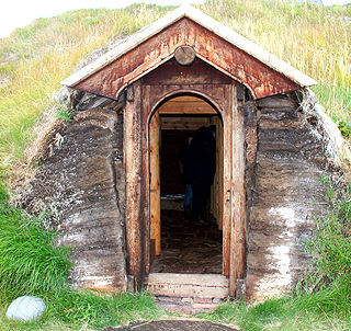 EGEN JOMFRUETASJE: Torvhuset i Brattahlid er rekonstruert etter m�l fra vikingtida. P� Eirik Raudes tid sov h�vdingen og kona i en egen boks, treller langs den ene veggen og h�yerest�ende menn langs den andre. Unge jenter sov p� et slags loft for � beskytte dyden sin.