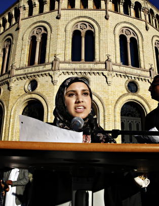 Faten Mahdi Al-Husseini (19) er blitt en nasjonal helt. Men hun beveger seg blant ekstreme krefter