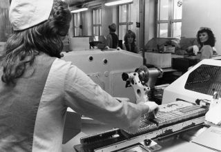 STARTET SOM EN TABBE: Kvikk Lunsj var ingen suksess da den ble lansert i 1938. Freia laget den med m�rk sjokolade! N�r de tok i bruk melkesjokolade ble det salgstopp. Her lager ansatte ved Freia sjokoladefabrikk Kvikk Lunsj.
Foto: NTB / Scanpix