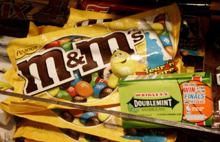 PRODUSERT TIL SOLDATER: M&M ble laget for � v�re et ern�ringssupplement for amerikanske soldater under andre verdenskrig. Fortsatt finnes den bare p� tax free i Norge. Foto: REUTERS/Fred Prouser