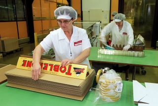 TOBLERONE: Trekanten symboliserer en alpetopp. Og selv om den ikke er norsk, spiser vi den her ogs�. Nordmenn spiser i det hele tatt mye sjokolade, 8 kilo per �r gir oss tredjeplassen p� verdenstoppen. Disse kvinnene jobber ved Krafts fabrikk i Bern i Sveits. I januar i �r feiret Toblerone sitt 100-�rsjubileum. Foto: EPA/MARTIN RUETSCHI