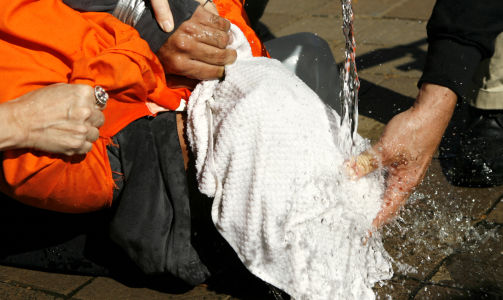 KVELER: Waterboarding brukes for � simulere drukning, her simulert av demonstranten Maboud Ebrahimzadeh i 2007. Foto: REUTERS/SCANPIX