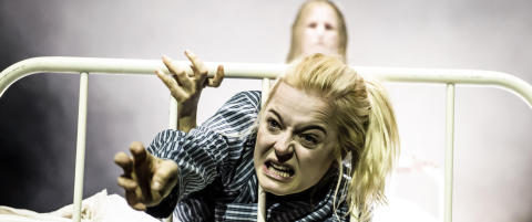 Grensesprengende teater: - Vi blir gjennomvåte og fulle av blod og gjørme