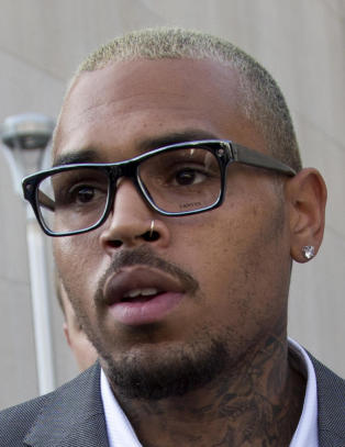 Chris Brown erkjenner å ha slått ned mann på gata