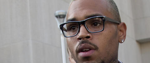 Chris Brown erkjenner å ha slått ned mann på gata