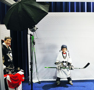 For en neve dollar: I Globen var det stas � f� sitt eget bilde p� coveret til tv-spillet �NHL09�. Det var ogs� mulig � spille tv-spill og bordhockey, og f� seg nytt bredb�ndsabonnement.