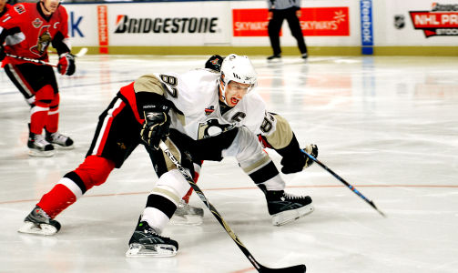 Superstjerne: Pittsburgh Penguins? Sidney Crosby (21) er den nye Wayne Gretzky. Han er positiv til en NHL-utvidelse til Europa i framtida, men er skeptisk med tanke p� at det kan bli mye reising. Her under NHL-premieren mot Ottawa Senators i Stockholm.