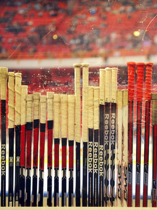 Mye utstyr: Hvert av NHL-lagene som spilte i
Europa for to uker siden fl�y over cirka 65 personer
og store mengder utstyr. Det er greit � ha en
k�lle klar n�r den gamle brekker.