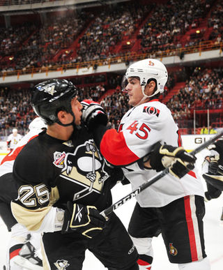 T�ffe tak: I NHL er sl�ssing tillatt, til publikums glede. Dette er Maxime Talbot og Alexandre Picard.