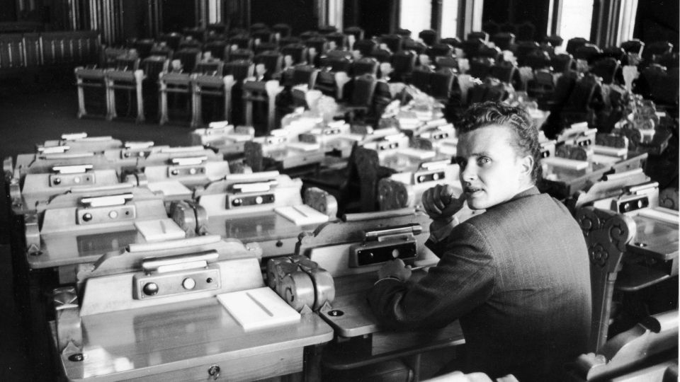 KLASSESAMFUNNET: I 1968 skrev Einar F�rde en kraftsalve i lommeformat, under tittelen �Det norske klassesamfunnet�. Her ser vi F�rde i stortingssalen i 1969, da han var 26 �r og yngst p� Stortinget. Foto: Sverre A. B�rretzen/Scanpix