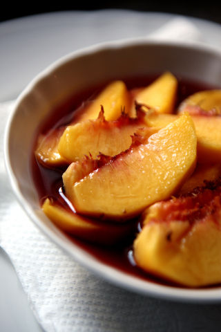 Fersken i vin: En deilig dessert i all sin enkelhet.