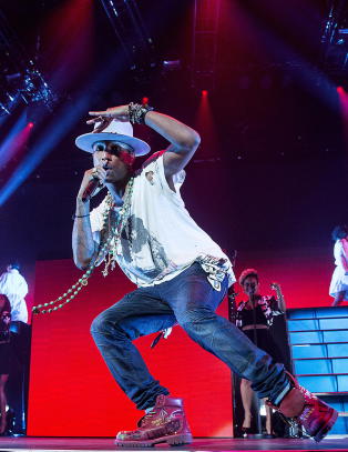Pharrell fungerer best side om side med andre stjerner i flashy musikkvideoer