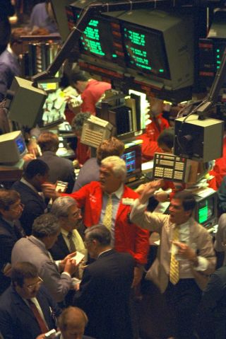 NEW YORK-B�RSEN 1987: Tradere p�gulvet skriker desperat 19. oktober 1987. P� en og samme dag falt Dow Jones-indeksen 22,6 prosent. Det hadde aldri skjedd f�r. Og det har heller aldri skjedd siden. Foto: AP/Peter Morgan