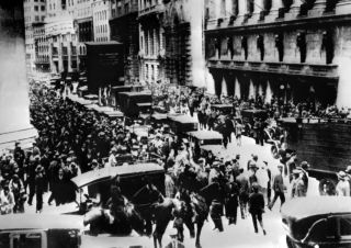 DET STORE KRASJET: Bildet er fra Wall Street 1929. 29. oktober. Krakket i 1929 var alvorlig nok i seg selv, b�rsen falt den falt 23% p� to dager. Men krakket var ikke det verste. Markedet hentet seg aldri helt inn fra det fallet. Derfor fortsatte indeksen � falle fra 1929 - 1932, og da var 89% av verdien radert. Foto: AFP