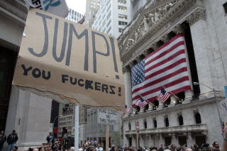 2008: Demonstranter p� Wall Street oppfordrer finansfolket til en reprise av 1929, da aksjespekulanter i flosshatt hoppet fra skyskraperne i desperasjon. Foto: AFP/Nicholas ROBERTS