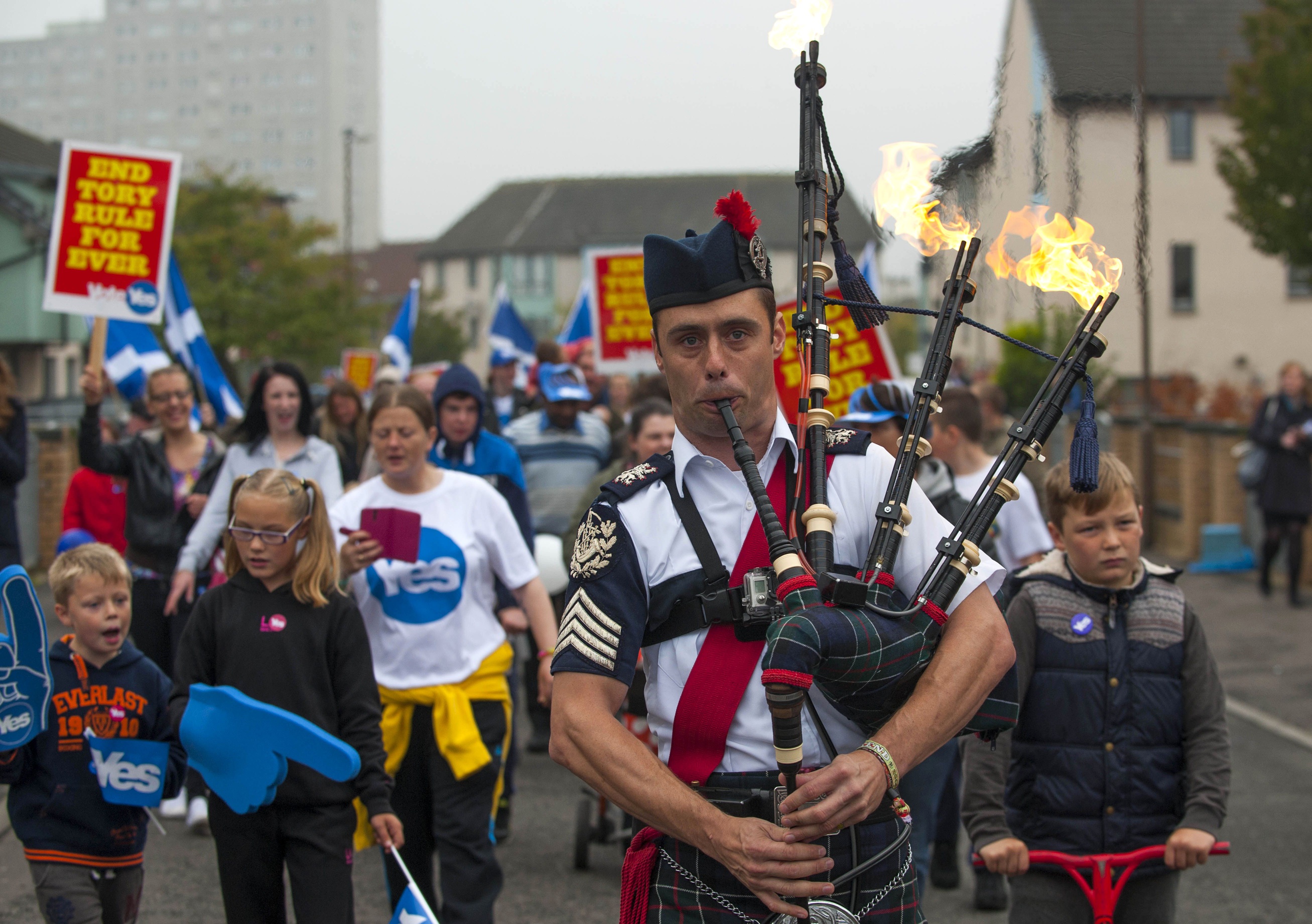 <b>SEKKEPIPEMARSJ:</b> Nå begynner sekkepipemarsjene mot valglokalene i Edinburgh for å mobilisere ja-stemmer for å bryte opp unionen. Ifølge avisa <a href="“http://www.mirror.co.uk/news/uk-news/scottish-independence-pied-piper-polling-4279882#ixzz3DfzgL9u1">The Mirror</a> lyder plakatene til sekkepipespiller Ryan Rendall: «Vi inviterer alle som stemmer ja til å delta i vår korte marsj for frihet. La oss alle være <a href="http://www.imdb.com/title/tt0112573/">«bravehearts»</a>!

Ja-entusiastene i Edinburgh planlegger flere slike mobiliseringsopptog utover kvelden, og oppslutningen trenger de. De siste meningsmålingene viser et nei-flertall på 53 prosent. 